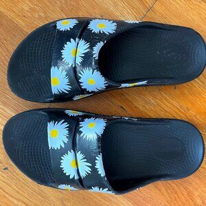 Oofos Women's OOahh Luxe Slide Sandal | Size: 8 | Color: Daisy
